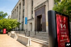 Gedung Voice of America, Senin, 15 Juni 2020, di Washington. (Foto: AP/Andrew Harnik)