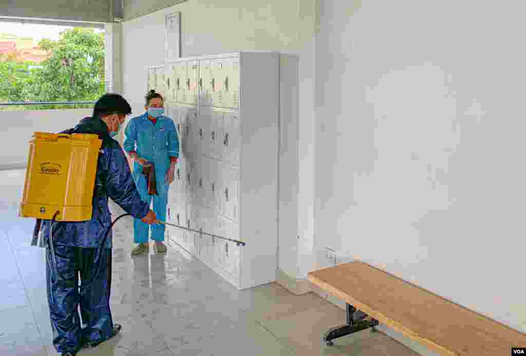 សកម្មភាព​សម្អាត​របស់​សាលារៀនវេស្ទើនអន្តរជាតិនៅ​តាមទីធ្លា​សាលា នៅ​សាលាវេស្ទើនអន្តរជាតិ ទីក្រុងភ្នំពេញ ថ្ងៃទី​៨ ខែកក្កដា ឆ្នាំ​២០២០។ (ធីតា វីន/វីអូអេ)