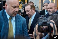 Aktor Amerika, Kevin Spacey, tengah, meninggalkan Gedung Pengadilan Daniel Patrick Moynihan pada Kamis, 20 Oktober 2022, di New York. (Foto: AP)