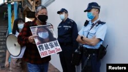 អ្នក​គាំទ្រ​លទ្ធិប្រជាធិបតេយ្យ​តវ៉ា​ដើម្បីទាមទារ​ឲ្យ​​ដោះលែង​អ្នក​កាសែត​ពលរដ្ឋ​អ្នកស្រី Zhang Zhan នៅ​ខាងក្រៅ​ការិយាល័យ​ទំនាក់ទំនង​របស់​រដ្ឋាភិបាល​ចិន​ក្នុង​ទីក្រុង​ហុងកុង ប្រទេស​ចិន ថ្ងៃទី២៨ ខែធ្នូ ឆ្នាំ២០២០។ 