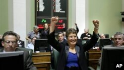 Senator negara bagian Rhode Island Donna Nesselbush (tengah) meluapkan kegembirannya saat senat negara bagian tersebut meloloskan RUU pernikahan sesama jenis (24/5).