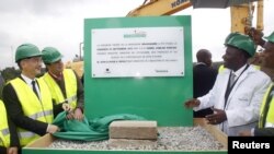 Le Premier ministre ivoirien Daniel Kablan Duncan, à gauche, le président de Heineken International pour l'Afrique, Moyen-Orient et Easten Europe, Roland Pirmez, deuxieme à gauche, et le chef de l'exploitation de CFAO, Marc Bandelier, discutent après avoir dévoilé la première pierre d'une nouvelle brasserie Abidjan, 25 septembre 2015. REUTERS / Luc Gnago 