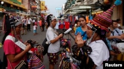 Vendors sell trinkets in a tourist district of Khao San Road in Bangkok, May 27, 2014. 