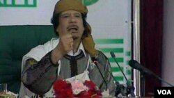 Gambar yang diambil dari siaran stasiun televisi pemerintah Libya ini menunjukkan Moammar Gaddafi berpidato kepada para pendukungnya dan wartawan di Tripoli, Rabu (2/3).