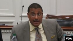 រូប​តុក្កតា​កម្ពស់​៦​ម៉ែត្រ​ ដែល​តំណាង​ឲ្យ​ប្រធានាធិបតី​សហរដ្ឋ​អាមេរិក ដូណាល់ ត្រាំ ត្រូវ​បាន​គេ​បង្ហោះ​នៅ​ពេល​ធ្វើ​បាតុកម្ម​ប្រឆាំង​នឹង​ដំណើរ​ទស្សនកិច្ច​របស់​លោក​ នៅ​ទីលាន​របស់​រដ្ឋសភា ក្នុង​ទីក្រុង​ឡុងដ៍​ ប្រទេស​អង់គ្លេស។