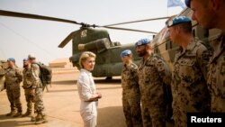 រូបឯកសារ៖ លោក​ស្រី ​Ursula von der Leyen រដ្ឋ​មន្ត្រី​ក្រសួង​ការ​ពារ​ប្រទេស​អាល្លឺម៉ង់​​ ជួប​ជាមួយ​កងទ័ព​អាល្លឺម៉ង់​នៅ​ជំរំ​ Castor ក្នុង​ទីក្រុង Gao ប្រទេស​ម៉ាលី កាល​ពី​ឆ្នាំ​មុន។