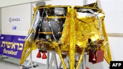 Beresheet, pesawat ruang angkasa milik Israel berbobot 585 kilogrammes (1,290 pounds) dalam presentasi oleh lembaga nirlaba Israel SpaceIL dan BUMN Israeli Aerospace Industries di Yehud, timur Tel Aviv, 17 Desember 2018.