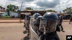 La police affronte les partisans du leader de l'opposition guinéenne Cellou Dalein Diallo à Conakry, en Guinée, le mercredi 21 octobre 2020.