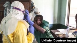 Des agents de santé portent les équipements de protection contre Ebola à Mbandaka, Equateur, RDC, 17 mai 2018. (Twitter/ONU Info)