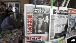 Georgians read newspapers on the street in Tbilisi, Georgia, October 2, 2012.