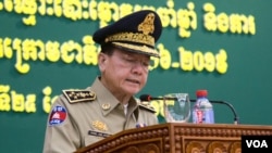 រូបឯកសារ៖ លោក នេត សាវឿន អគ្គស្នងការ​នគរបាល​ជាតិ​ថ្លែង​នៅក្នុង​ប្រជុំ​ផ្សព្វផ្សាយ​អន្តរស្ថាប័ន​ ស្តីពី​កិច្ចការពារ​ការចុះឈ្មោះ​នៅ​ថ្ងៃ​ព្រហស្បតិ៍ ទី​២៥​ សីហា ឆ្នាំ​២០១៦ នៅ​រាជធានី​ភ្នំពេញ។ (VOA)