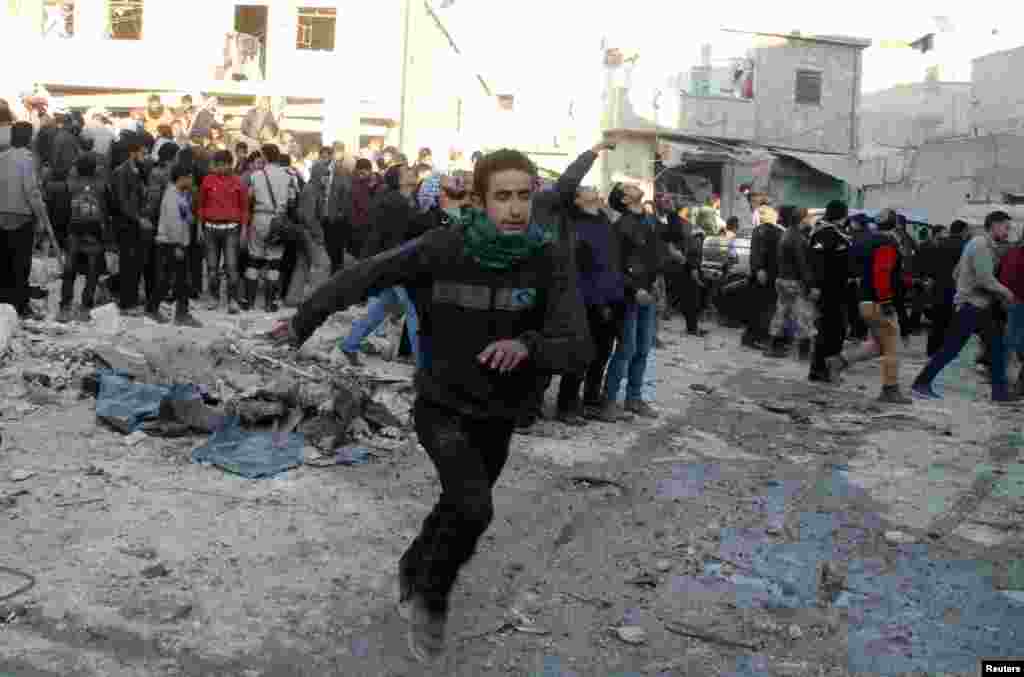 People run after what activists said was the return of government jet planes in the al-Marja district of Aleppo, Dec. 23, 2013.&nbsp;