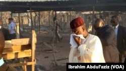 Gwamnan jihar Adamawa yayinda da ya ziyarci wani kauyen Bachama da rikicinsu da makiyaya ya shafa