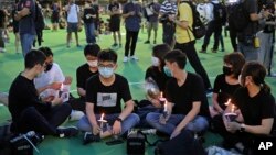 រូបឯកសារ៖ សកម្មជនហុងកុងលោក Joshua Wong (កណ្តាល) និងសកម្មជនគាំទ្រលទ្ធិប្រជាធិបតេយ្យផ្សេងទៀត ក្នុងអំឡុងពេលប្រមូលផ្តុំគ្នារំឭក​​ដល់​ការ​បង្ក្រាប​បាតុករ ​ឆ្នាំ​ ១៩៨៩ ​នៅ​ទីលាន​ Tiananmen នៅសួន Victoria ក្រុងហុងកុង កាលពីថ្ងៃទី ៤ ខែមិថុនា ឆ្នាំ ២០២០។