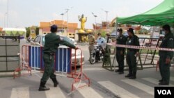 រូបឯកសារ៖ អាជ្ញាធរកំពុងរឹតបន្តឹងការធ្វើដំណើរក្នុងរាជធានីភ្នំពេញ ក្នុងអំឡុងពេលបិទខ្ទប់ក្នុងរាជធានីភ្នំពេញ ដើម្បីទប់ស្កាត់ការឆ្លងរាលដាលនៃជំងឺកូវីដ១៩ នៅថ្ងៃទី១៥ ខែមេសា ឆ្នាំ២០២១។ (កាន់ វិច្ឆិកា/វីអូអេ)