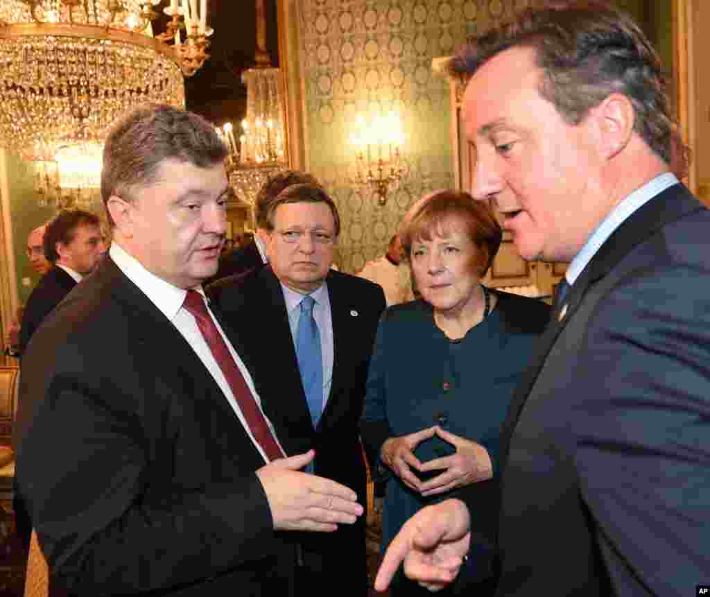 From left, Ukraine&#39;s President Petro Poroshenko, EU Commission President Jose Manuel Barroso, German Chancellor Angela Merkel and British Prime Minister David Cameron meet on the sidelines of the ASEM summit of European and Asian leaders in Milan, Oct. 17, 2014. 