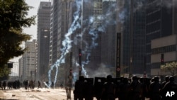 Polisi bentrok dengan para pengunjuk rasa antipemerintah di Sao Paulo, Brazil, 31 Mei 2020.