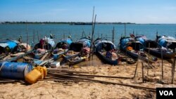 រូបឯកសារ៖ ទូក​នេសាទ​ ចត​នៅ​មាត់​ច្រាំងសង្កាត់ជ្រោយចង្វារ​ ខណ្ឌជ្រោយចង្វារ​កាលពី​ថ្ងៃទី​៣០ វិច្ឆិកា ឆ្នាំ២០១៩។ (ទុំ ម្លិះ/​វីអូអេ)