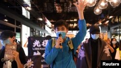 香港支持民主的抗议者利用午餐时间在皇后路商场举旗示威。（2020年6月12日）
