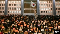 快讯：韩国民众在首尔举行抗议活动要求尹锡悦总统辞职。