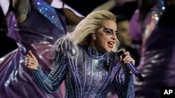 Lady Gaga saat tampil di paruh waktu laga final sepak bola Amerika, Super Bowl 51, antara New England Patriots dan Atlanta Falcons di Houston, 5 Februari 2017.