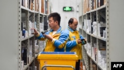 พนักงานที่ศูนย์พัสดุเมืองหนานจิง ประเทศจีนวันที่ 10 พ.ย. 2023 ก่อนวันช้อปปิ้งใหญ่ 11/11 (Photo by AFP) 