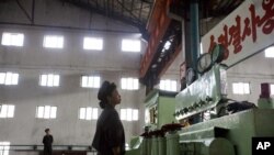 Seorang pekerja Korea Utara tengah memeriksa mesin untuk mensterilkan barang-barang di sebuah pabrik di Hamhung, Korea Utara (Foto: dok). 