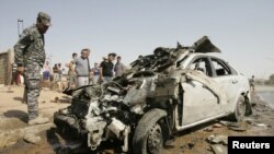 Polisi memeriksa lokasi serangan bom di Kirkuk, utara Baghdad, Irak (23/7). Sedikitnya 115 korban tewas akibat serangan bom dan penembakan dalam serangan hari Senin di seluruh Irak.