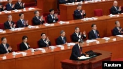 2025年3月5日中国国务院总理李强在全国人民代表大会开幕会议上作工作报告，中国国家主席习近平和其他官员鼓掌。