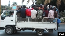 One of Maputo's many truck taxis packed full of commuters during the end of day rush hour, August 2012, (VOA/Jinty Jackson)
