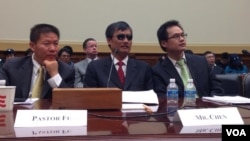 中国山东维权人士陈光诚首次现身美国国会就中国人权现状作证（美国之音方方拍摄）