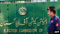 Seorang petugas keamanan berjaga di kantor pusat Komisi Pemilihan Umum Pakistan di Islamabad, Kamis, 21 September 2023. (Foto: Aamir Qureshi/AFP)