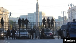 Petugas penegak hukum memblokir jalan saat unjuk rasa oposisi untuk menuntut pengunduran diri Presiden Belarus Alexander Lukashenko, di Minsk, Belarus 20 September 2020. (Foto: via Reuters)
