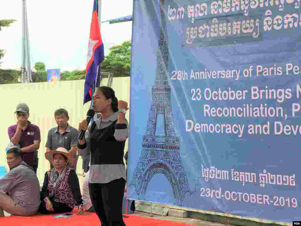 អ្នកវិភាគ​នយោបាយ​វ័យ​ក្មេង​កញ្ញា​លី ស្រីស្រស់​ និយាយ​ពី​សុពលភាព​របស់កិច្ច​ព្រមព្រៀង​សន្តិភាព​ទីក្រុង​ប៉ារីសក្នុង​ថ្ងៃរំឭក​ខួប​ទី២៨​ឆ្នាំ​នៃ​ការ​ចុះកិច្ចព្រមព្រៀងនេះ​ នៅទីក្រុង​ភ្នំពេញ​ថ្ងៃ​ទី​២៣​ តុលា​ ឆ្នាំ​២០១៩​។ (ហ៊ុល រស្មី​/VOA)
