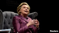 Mantan Menteri Luar Negeri Hillary Clinton dalam sebuah wawancara dengan Mariella Frostrup di Festival Sastra Cheltenham di Cheltenham, Inggris, 15 Oktober 2017.
Description: Former U.S. Secretary of Sta