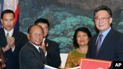 លោក​ហេង​​ សំរិន​​ ប្រធាន​រដ្ឋ​សភា​កម្ពុជា​ (រូបឆ្វេង) ចាប់​រលាក់​ដៃ​ជាមួយ​​លោក​​ វូ​ បាងហ្កូ​ (​Wu Bangguo) (រូបស្តាំ)​ ​ប្រធាន​​សភា​​ប្រជាជន​​ចិន។