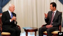 BMTning Suriya bo'yicha mas'ul vakili Staffen de Mistura (chapda) Suriya Prezidenti Bashar al-Assad bilan, Damashq, 10-noyabr, 2015-yil.