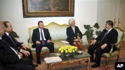 La secrétaire générale du Fonds monétaire international, Christine Lagarde et le président égyptien Mohammed Morsi au Caire, en Egypte, le 22 août 2012.