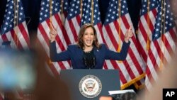 카말라 해리스 부통령이 23일 위스콘신주 웨스트 앨리스에 있는 한 고등학교에서 민주당 예비 후보로서 대통령 선거 유세를 하고 있다.