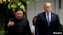지난 2월 도널드 트럼프 미국 대통령과 김정은 북한 국무위원장이 2차 정상회담이 열린 베트남 하노이 메트로폴 호텔에서 나란히 걷고 있다. 