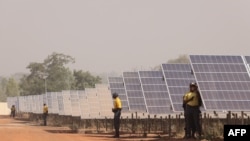 Les panneaux solaires sur le site de Zagtouli, près de Ouagadougou, le 29 novembre 2017, le jour de son ouverture.