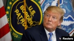  ប្រធានាធិបតីសហរដ្ឋអាមេរិក Donald Trump ចូលរួមការពិភាក្សាតុមូលអំពីបញ្ហាជនភៀសខ្លួន និងសន្តិសុខព្រំដែននៅស្ថានីយយាមល្បាតព្រំដែនអាមេរិក Calexico Station កាលពីថ្ងៃទី០៥ ខែមេសា ឆ្នាំ២០១៩។