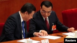 习近平和李克强在今年全国人民代表大会开幕会上进行商讨