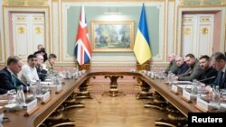 دیدار نخست وزیر بریتانیا و رئیس جمهوری اوکراین در کی‌یف. ۲۲ دی.