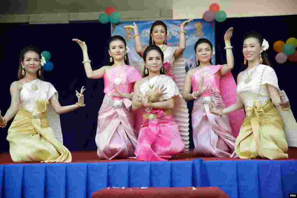 ភរិយា​របស់​ឯកអគ្គរដ្ឋទូតអាមេរិក​ប្រចាំកម្ពុជា​ អ្នកស្រី សុធី ហៃ ព្រមទាំងមន្រ្តី​ស្ថានទូត​អាមេរិក​ប្រចាំកម្ពុជាកំពុង​សម្តែង​​​​របាំប្រពៃណី​ខ្មែរ​ ក្នុង​ការ​ប្រារព្ធ​​ពិធី​បុណ្យ​​ចូល​ឆ្នាំ​ថ្មី​​ប្រពៃណី​ជាតិ​ខ្មែរ នៅ​ក្នុង​បរិវេណ​​​ស្ថានទូត​​អាមេរិក​​ប្រចាំ​​កម្ពុជា​ នា​ថ្ងៃទី​៦ ខែមេសា ឆ្នាំ​២០១៨។(ទុំ ម្លិះ/VOA)​&nbsp;&nbsp;