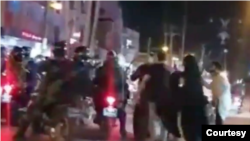 عکس گرفته شده از یک ویدئو؛ حضور زنان در پنجمین شب اعتراضات خوزستان