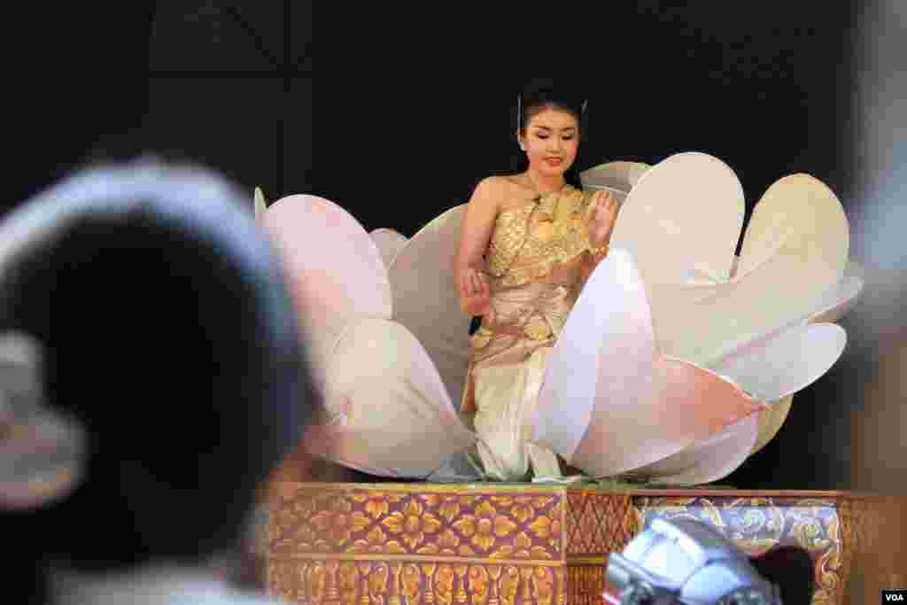 កញ្ញា​ កែវ ផានិត​ ជា​តួអង្គ​ស្រី​ «កាកី​» នៅ​ក្នុង​ល្ខោន​យីកេ​រឿង​ «កាកី»​ ដែល​ត្រូវបាន​លើក​យក​មក​សម្តែង​ជាសាធារណៈ​នៅ​ឯ​វិទ្យាល័យ​ព្រះស៊ីសុវត្ថិ​ រាជធានី​ភ្នំពេញ​ នៅថ្ងៃ​ទី១១​ ខែ​សីហា​ ឆ្នាំ​២០១៧។ (នូវ ពៅលក្ខិណា/VOA)