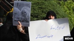 مدافعان «امر به معروف» خواستار حضور در خیابان و مقابله با بی حجابی هستند. 