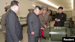 Severnokorejski lider Kim Džong Un obilazi postrojenje sa nuklearnim oružjem na nepoznatoj lokaciji u Severnoj Koreji 27. marta 2023. Foto: Korejska centralna novinska agencija (KCNA) 