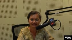 លោកស្រី មូ សុខហួរ តំណាងរាស្ត្រ​គណបក្ស​សង្គ្រោះជាតិ ចូលរួម​ជា​វាគិ្មន​ពិភាក្សា​អំពី​បញ្ហា​ប្រឈម​នៃ​ការ​ចុះឈ្មោះ​បោះឆ្នោត​ដល់​ពលករ​ចំណាក​ស្រុក ក្នុង​កម្មវិធី Hello VOA ប្រចាំ​ខែ​ស្តី​អំពី​ការ​ធ្វើ​ចំណាក​ស្រុក នៅ​រាជធានី​ភ្នំពេញ កាលពី​ថ្ងៃ​ព្រហស្បតិ៍ ទី២២ ខែកញ្ញា ឆ្នាំ២០១៦។ 